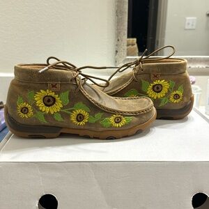 TWISTED X WOMEN'S SUNFLOWER CHUKKA DRIVING SHOES - MOC TOE